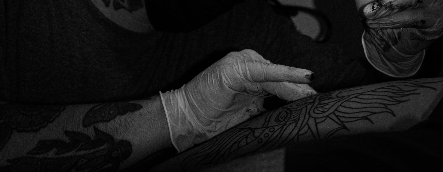 Artista tatuando en un estudio
